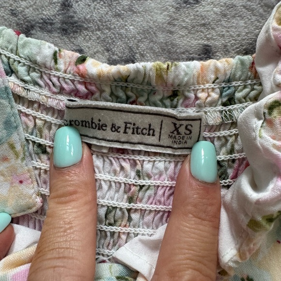 Abercrombie & Fitch Floral Dress. size XS. Adjustable straps with buttons. Slit - Picture 2 of 8